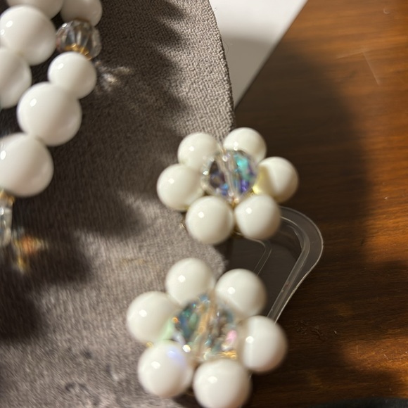 Super cute white bead set!  Perfect for all occasions - Picture 2 of 2